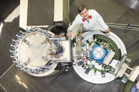 Dr. Astrid Schneidewind at the neutron three axes spectrometer PANDA, that is operated by Forschungszentrum Jülich at the Heinz Maier-Leibnitz Zentrum in Garching. © Wolfgang Filser / TUM Dr. Astrid Schneidewind_PANDA